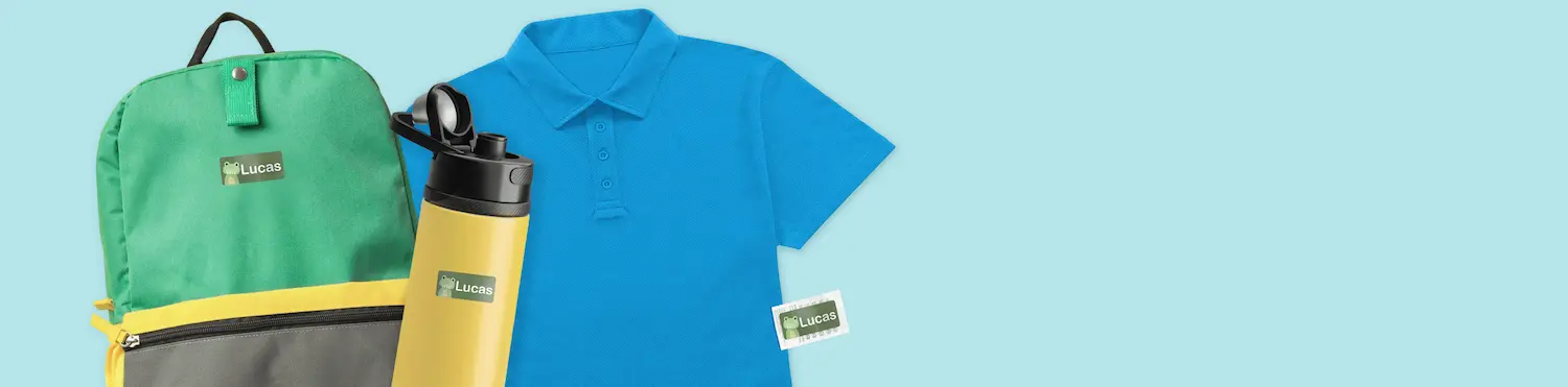 Mochila verde, garrafa amarela e polo azul com etiquetas de nome personalizadas com o nome Lucas